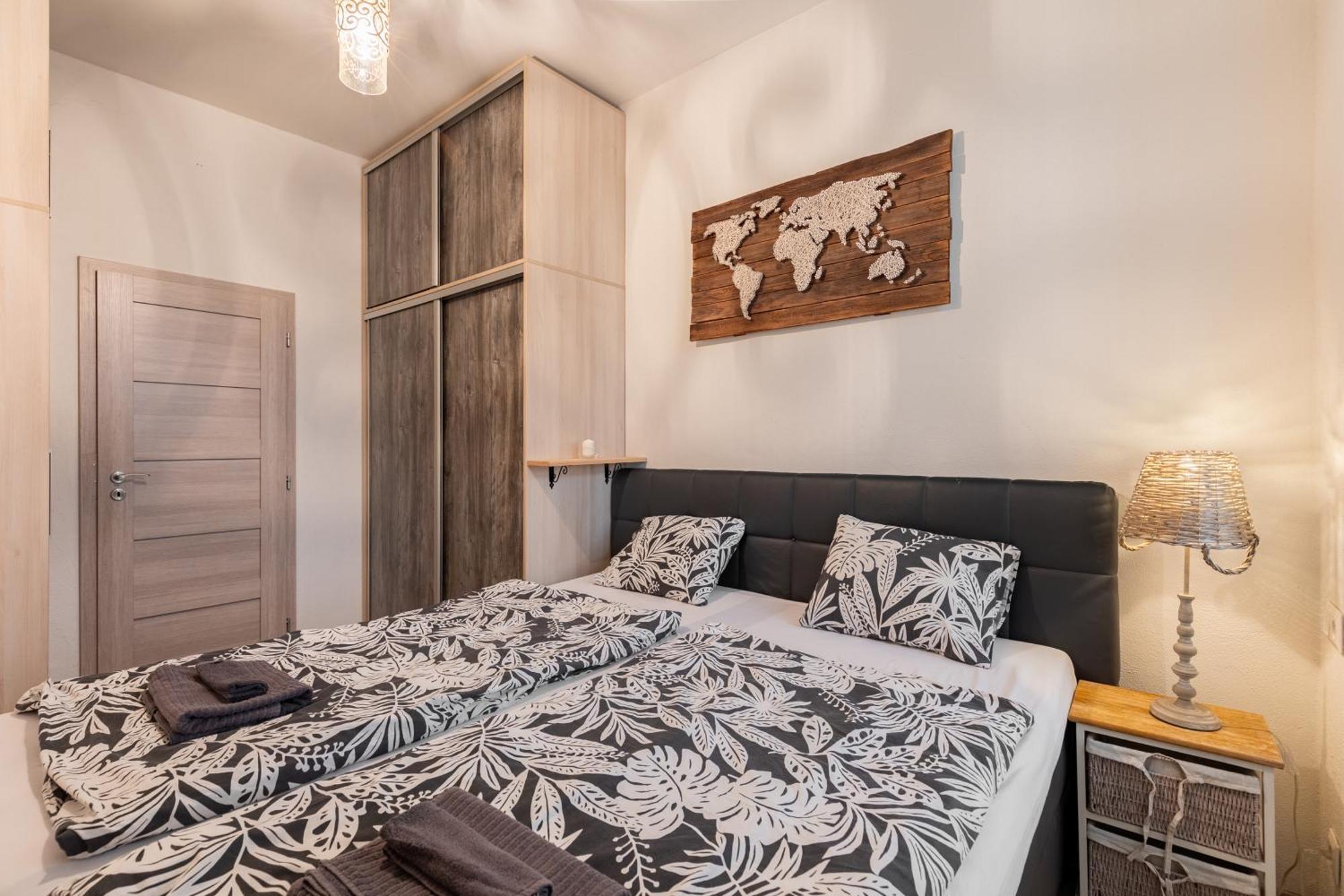 Charming Flat, Steps From Castle - Historic Part Appartement Bratislava Buitenkant foto